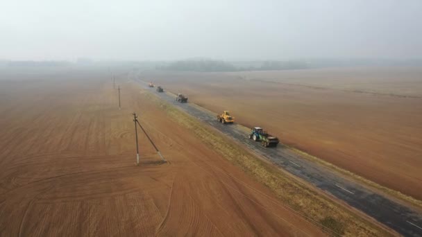 Unidade de máquinas agrícolas na estrada para campos agrícolas para plantar culturas vista aérea — Vídeo de Stock