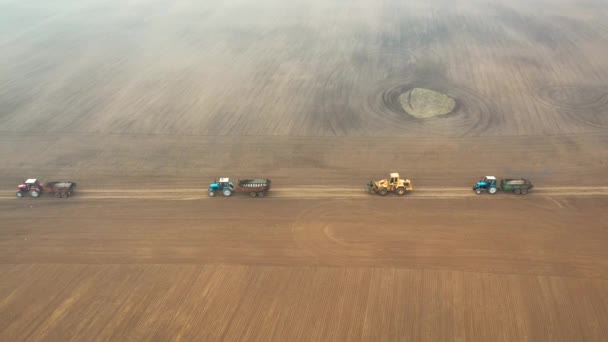 Landmaschinen fahren auf der Straße zu landwirtschaftlichen Feldern, um Pflanzen anzupflanzen Luftaufnahme — Stockvideo