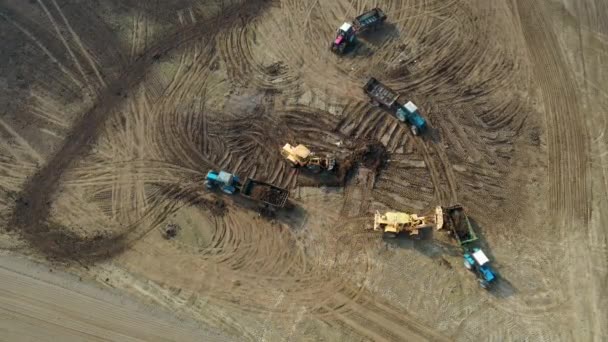 El cubo del cargador pone el fertilizante adentro del tractor del remolque para manejar el campo agrícola — Vídeos de Stock