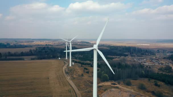 Aerial shot białych robotników turbin łopatek wiatraków — Wideo stockowe