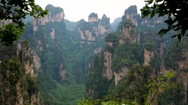Taş Sütunlar ve Kaya Oluşumları ile Dağ Manzara Zhangjiajie Park Görünümü