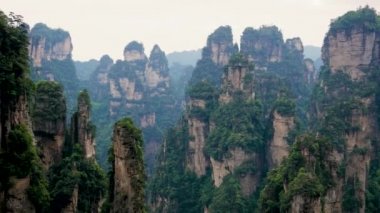Taş Sütunlar Kaya Oluşumları ile Zhangjiajie Orman Parkı Dağ Manzara