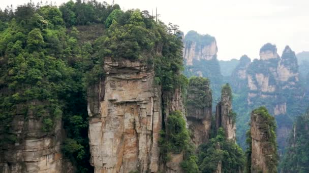 Taş Sütunlar Kaya Oluşumları ile Zhangjiajie Orman Parkı Avatar Dağları — Stok video