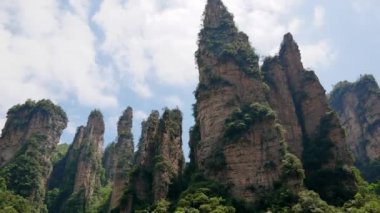 Zhangjiajie Orman Parkı'nda Dağların Görkemli Taş Kaya Sütunları Görünümü
