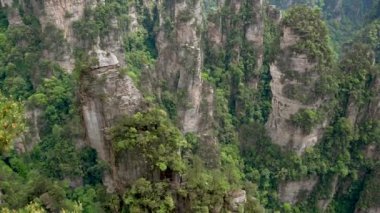 Taş Sütunlar Kaya Oluşumları ile Zhangjiajie Orman Parkı Avatar Dağları