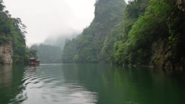 Zhangjiajie Dağları Kapalı Yağmur Ormanları Manzara manzarası ile Nehir Boyunca Yelken