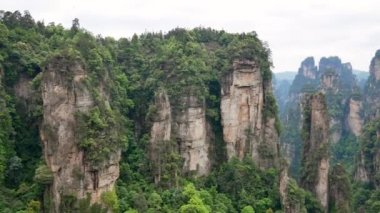 Taş Sütunlar Kaya Oluşumları ile Zhangjiajie Orman Parkı Amazing Dağları