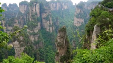 Yürüyüş Parkuru ile Kaya Oluşumları ile Zhangjiajie Orman Parkı Dağları