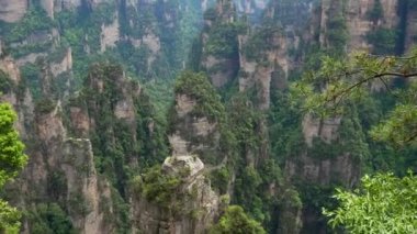 Zhangjiajie Orman Parkı Form Yüksek Rocky Stone Sütunlar Dağ Oluşumları