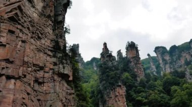 Zhangjiajie Dağlarında Kaya Sütunları Yakınında Uçan Hava