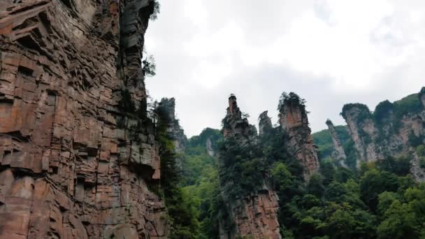 Εναέρια πετάει κοντά στους βράχους των βράχων στα Zhangjiajie Όρη — Αρχείο Βίντεο