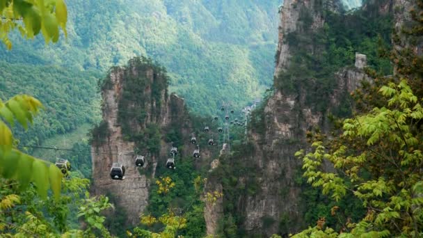 Ascensor funicular y descenso de los turistas en teleférico en las montañas Zhangjiajie — Vídeos de Stock