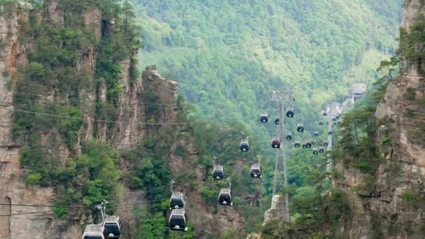 Zhangjiajie, CINA - 08 maggio 2019: Funicolare ascensore e giù turisti in funivia — Video Stock