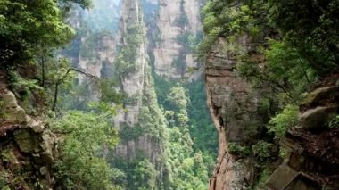 Taş Sütunlar ve Uçurum Oluşumları ile Dağ Manzara Zhangjiajie Park Görünümü