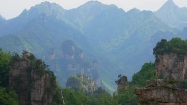 Tropik Çarpıcı Cliffs ile Zhangjiajie Park Kanyon Dağları Gorge