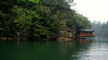 Zhangjiajie, Çin - 06 Mayıs 2019: Çin Çatılı Nehir kenarındaki Ev