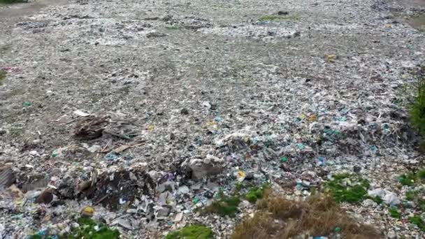 Tiro aéreo Ciudad volcado de basura de plástico que no se procesa — Vídeos de Stock