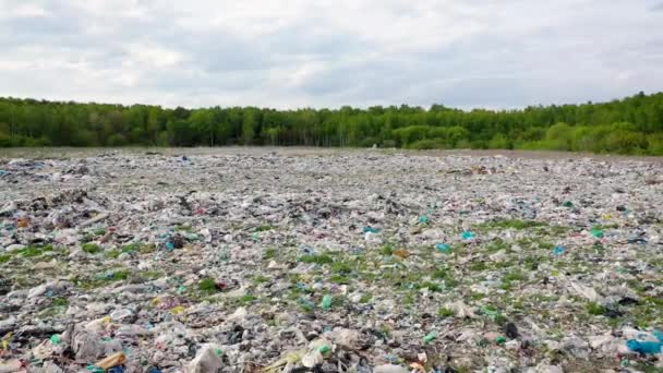 Aerial back Big dump wypełnione plastikowe śmieci, które nie są przetwarzane — Wideo stockowe