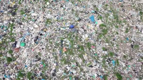 Groot gebied dump plastic vuilnis antenne schot rondvliegen in een cirkel omhoog — Stockvideo
