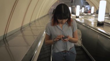 Yeraltı Metrove Akıllı Telefon Uygulamaları Kullanarak Yürüyen Merdiven de Kadın Rise Up