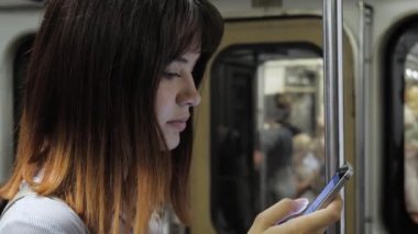 Metroda Rides Çekici Kafkas Genç Kadın Akıllı Telefon Kullanır Mesaj Yazıyor