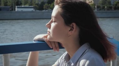 Nehirde Tekne Gezisinin Keyfini Çıkaran Kadın