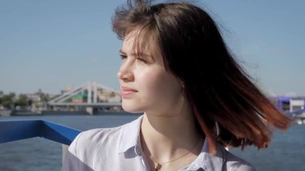 Porträt einer schönen kaukasischen Frau mit wehendem Haar im Wind, die ihren Lebensstil genießt — Stockvideo