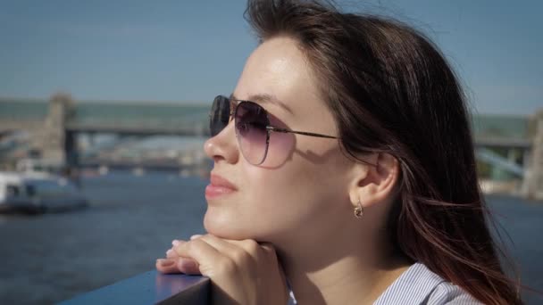 Dreamy mujer poner su cabeza a barandilla mirando vista desde un barco en el paseo marítimo — Vídeo de stock