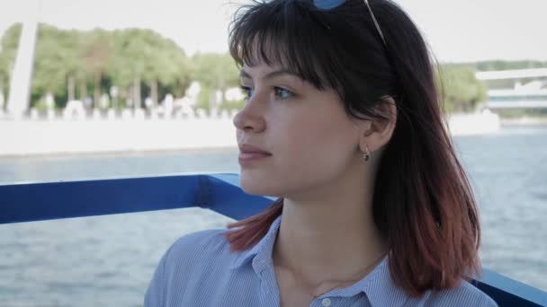 Portrét pěkné kavkazské ženy požívající životní styl v plachetnici na řece — Stock video