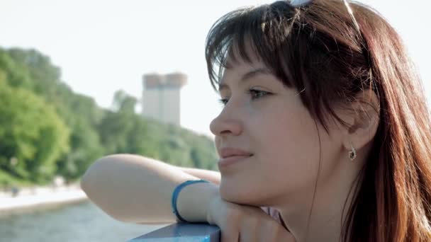 Retrato de feliz branco morena mulher sorrindo e olhando para Promenade — Vídeo de Stock