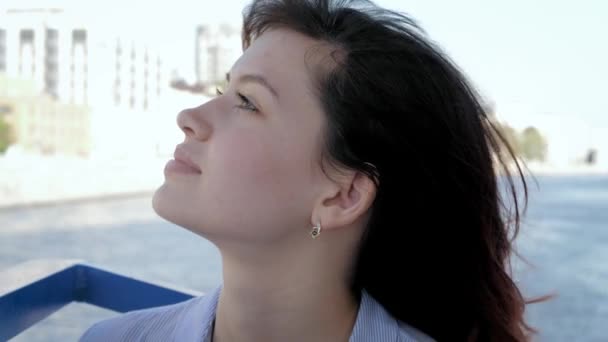Porträt einer schönen kaukasischen jungen Frau, die lächelt und ihren Lebensstil genießt — Stockvideo