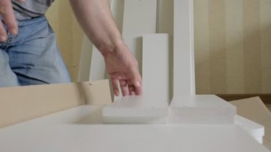 Man Unpacks Bir Kutu Montaj önce Beyaz Ahşap Mobilya Elemanları Alır