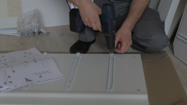 Worker twist skruv med en skruvmejsel vid montering av trämöbler — Stockvideo