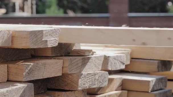 Építők húz a kezében egy Board of Wood egy halom közelről — Stock videók