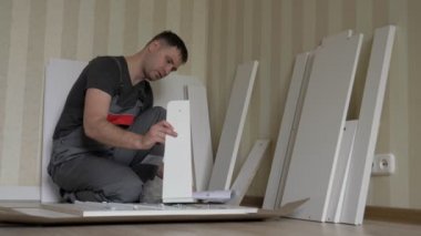 İşçi Montaj Mobilya Talimatları Okur ve Ayrıntıları Kontrol