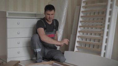 İşçi Unpacks Kutusu Montajdan Önce Yeni Ahşap Mobilya Elemanları Çıkarır