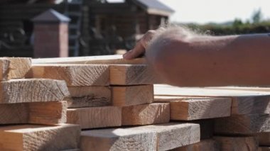 İnşaatçılar Eller Şantiyede Yığından Uzun Ahşap Çubukları Boşaltın