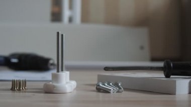 Mobilya tamiri ve montajı için yerde yatan aletlerin yanında hareket