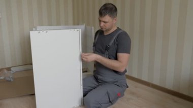 Yeni Ahşap Mobilya Montajı Için Allen Tuşu ile Vida İplik İşçi