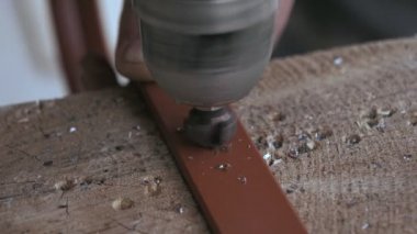 Şantiyede Istenilen Cıvata için metal bir delik açabilirsiniz