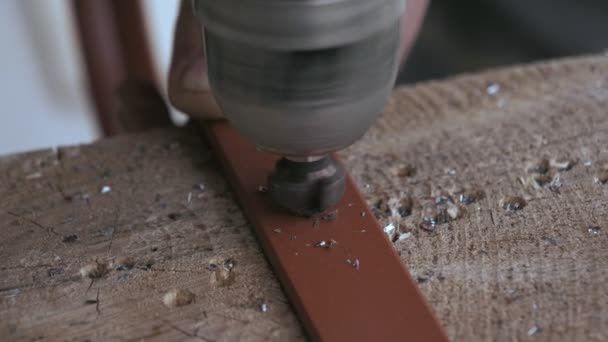 På byggarbetsplatsen borra ett metall hål för önskad bult — Stockvideo