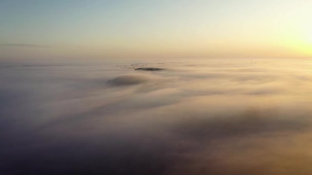 Повітряний політ на зустріч із заходом сонця над хмарами туману — стокове відео