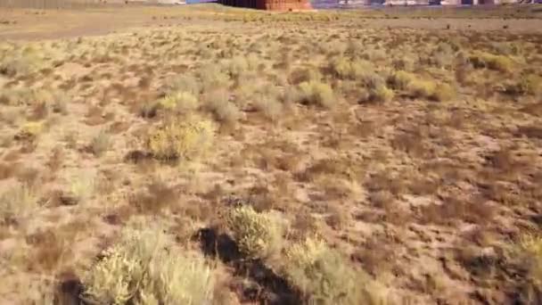 Iglesia Butte Rocas Monumento Beige Color En Seco Desierto Caliente Vista Aérea Abajo Arriba — Vídeos de Stock