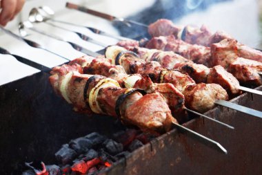 açık ızgara, açık mutfak üzerinde lezzetli barbekü ızgara. Lezzetli yemekler, şişlerde kızartma, yemek kortu. yaz pikniği