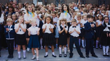 Zaporozhye, Ukrayna-Eylül 1, 2018: ilk-sınıfçılar bilgi günü tören okul hattı üzerinde öğretmenler ve lise öğrencileri ile açık havada bir cetvel üzerinde stand.