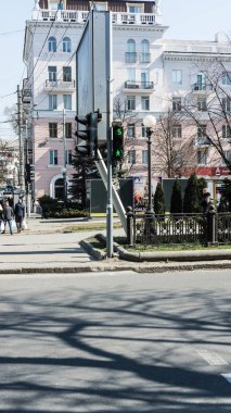 Dnepropetrovsk, Ukrayna - 13 Haziran 2019: Yeşil trafik ışığı ile şehir yaya geçidi sayıları geri sayım. Seçici odaklama