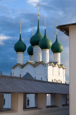 Ortodoks Katedrali ve gün batımında Rostov Kremlin Duvarı