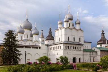 Rostov Kremlin avlunun batımında gelen Ortodoks katedraller görünümünü