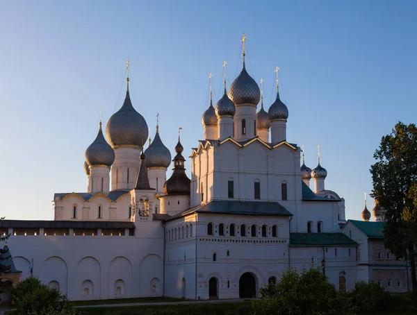 Katedraller ve gün batımında Rostov Kremlin duvarları