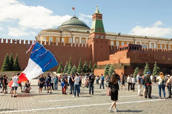 Moskau Russland Juni 2018 Französische Fußballfans Feiern Mit Einer Riesigen — Stockfoto